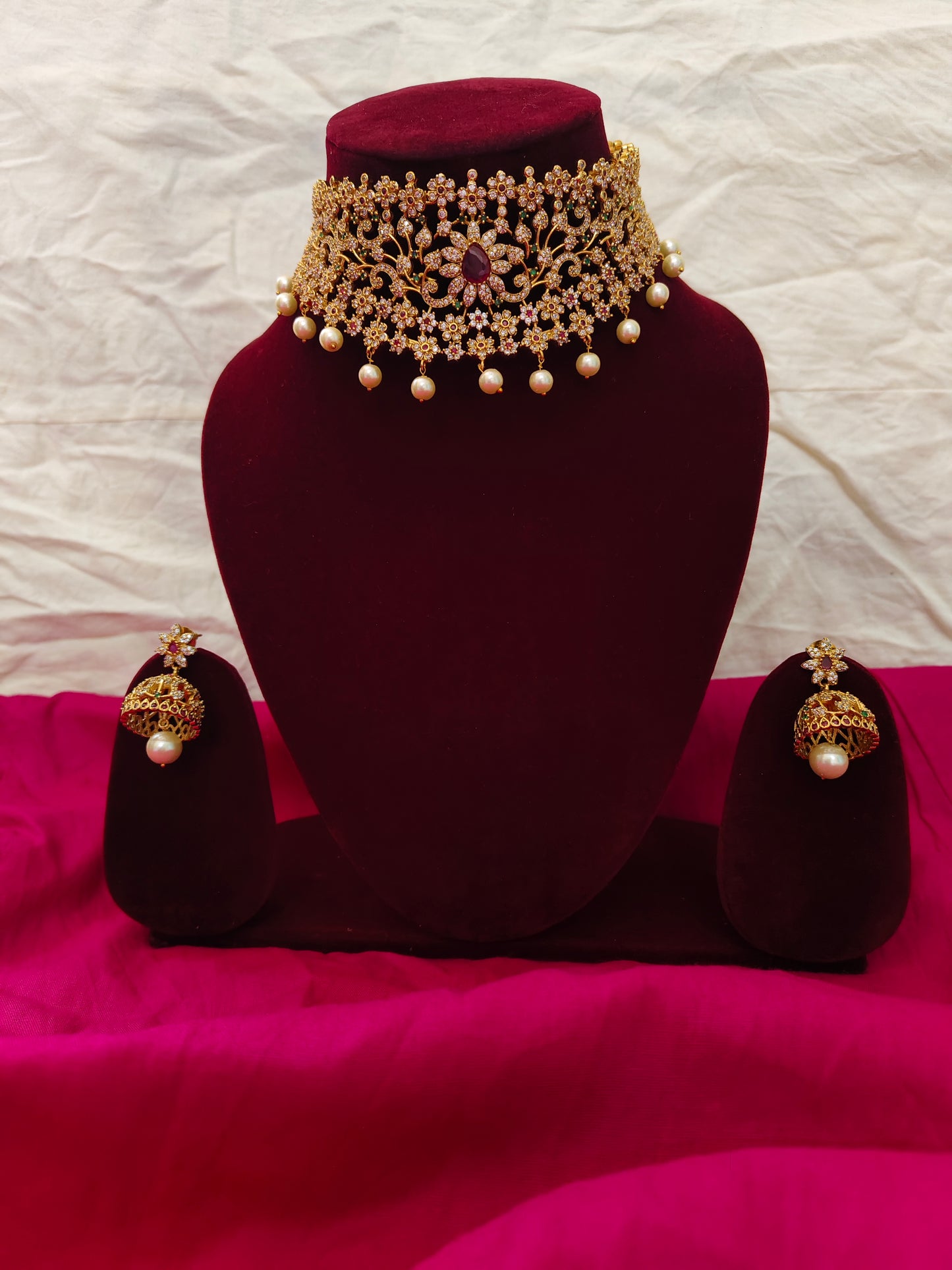Queen choker set